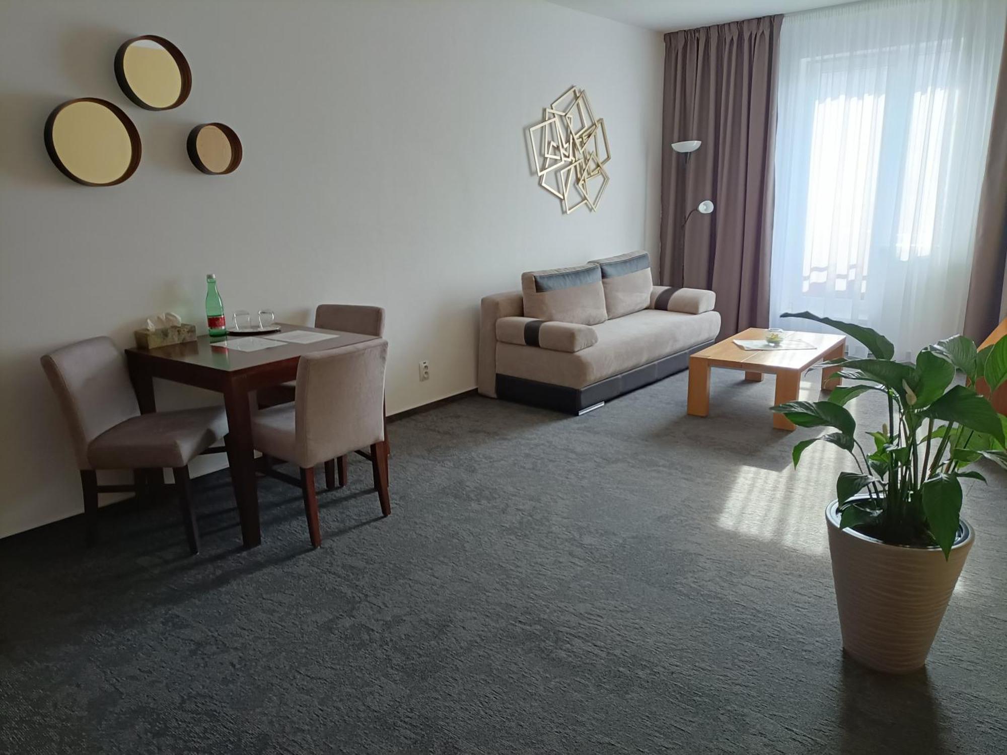 Hotel Eminent Stupava Exterior photo